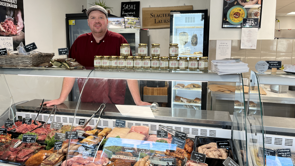 Slagter Carsten Laursen bag disken i hans butik i Brædstrup