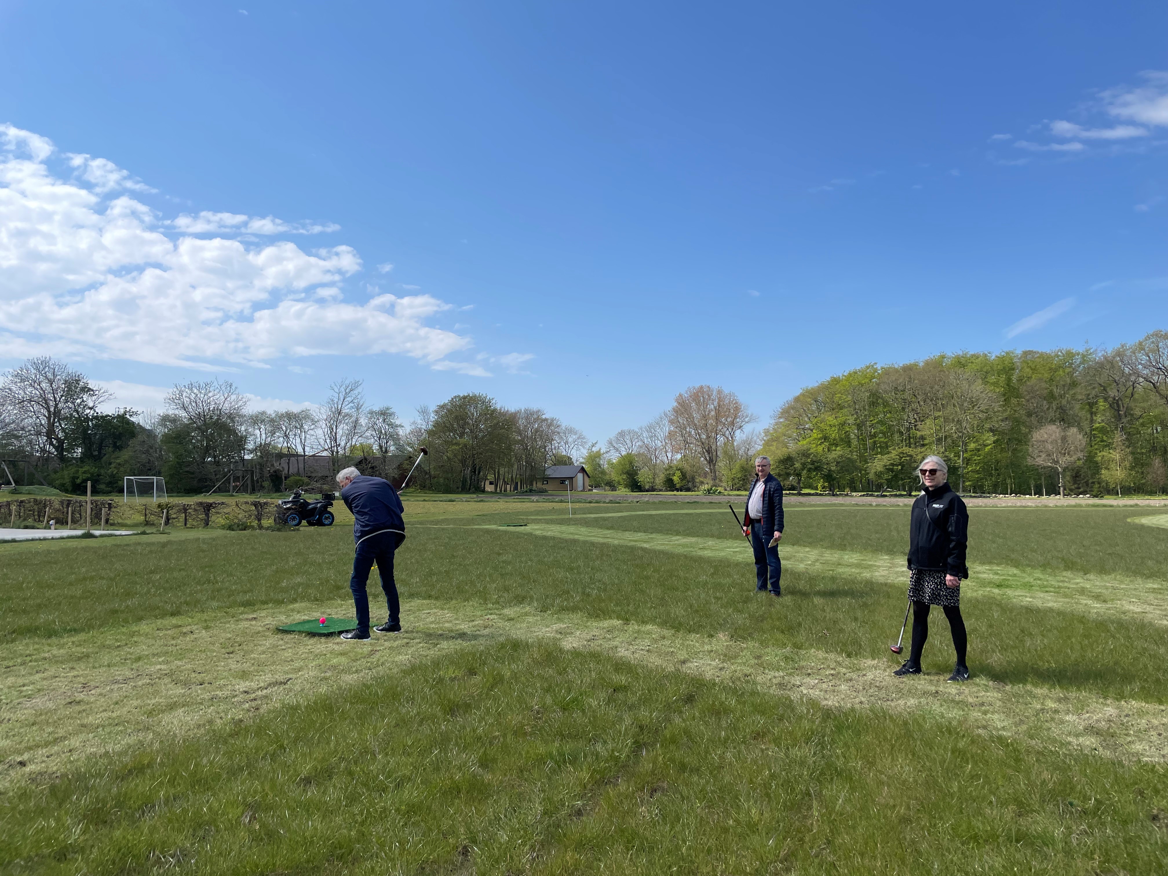 Tre personer spiller parkgolf hos Hjarnø Camping