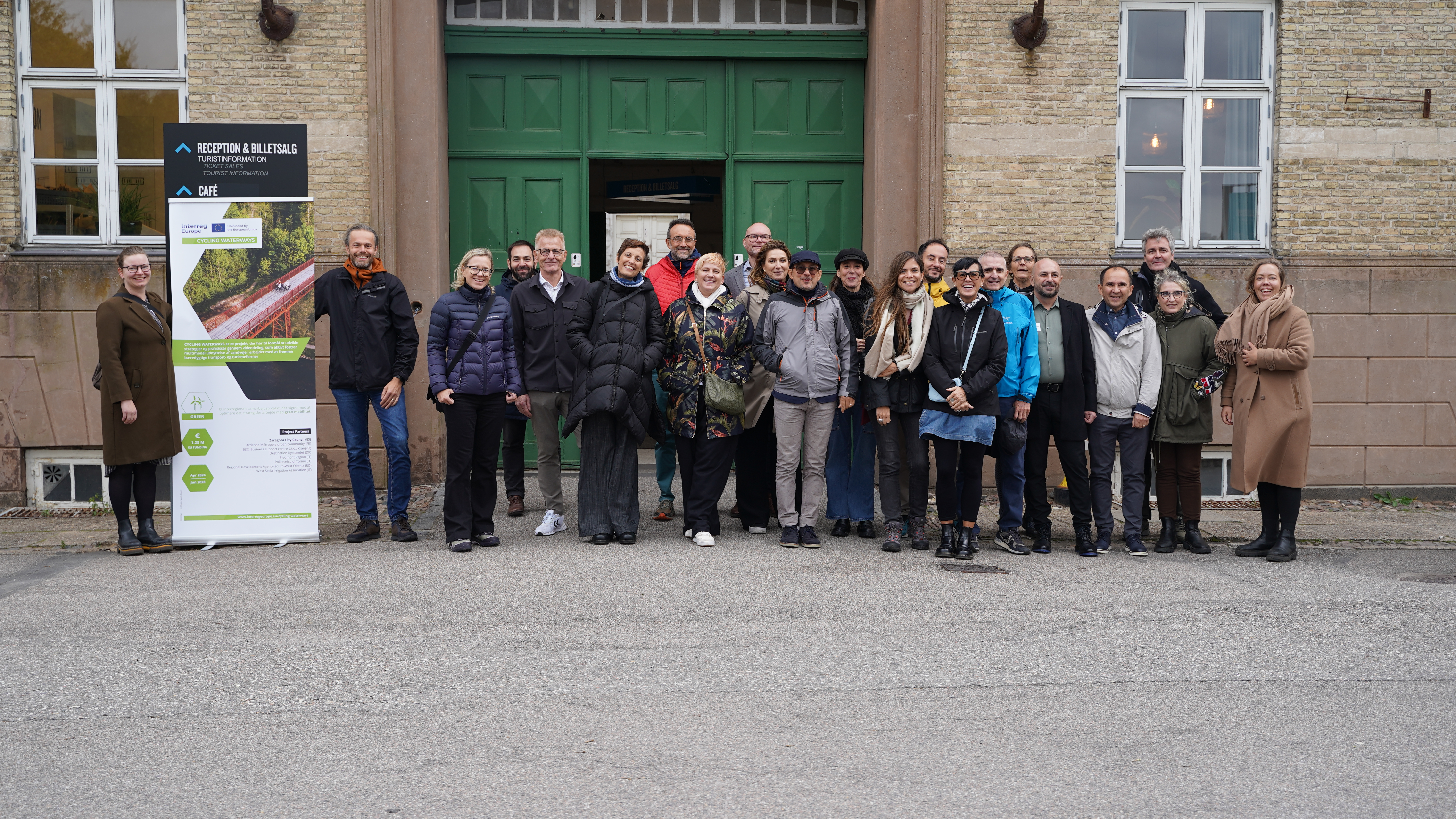 gruppe af mennesker står udenfor FÆNGSLET i Horsens 
