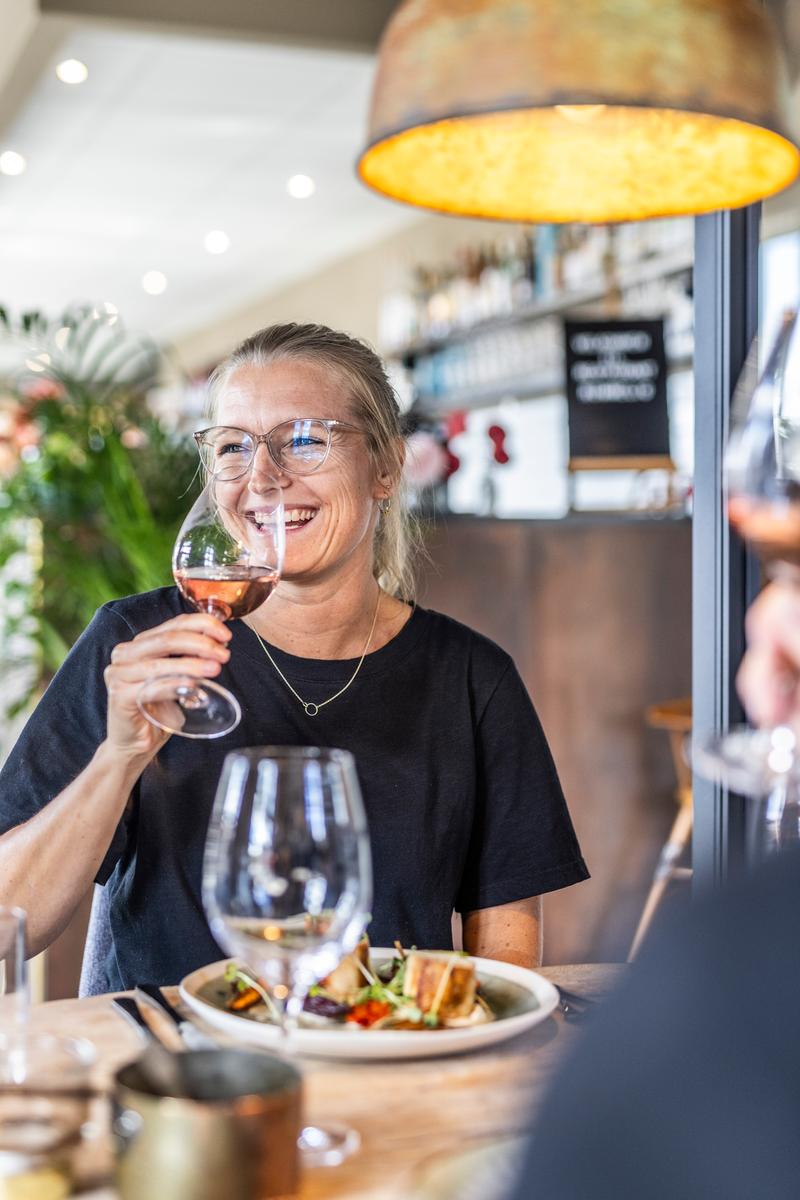 Kvinde på Restaurant Rummelig