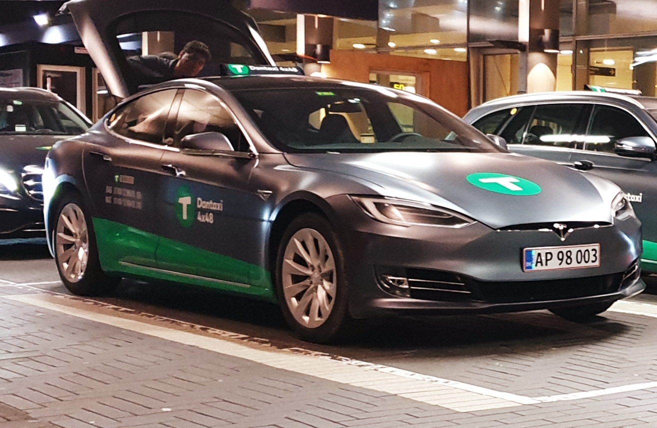 En Tesla fra Dantaxi holder i et parkeringshus