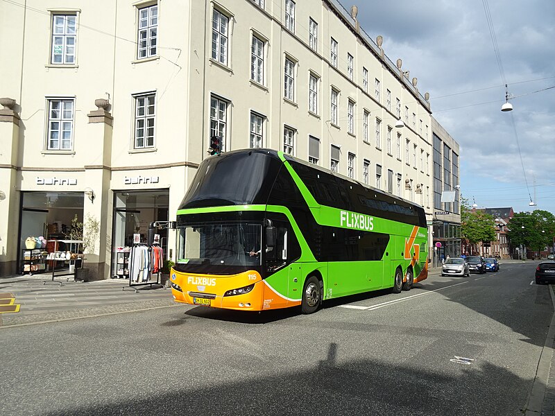 En dobbeltdækkerbus fra Flixbus