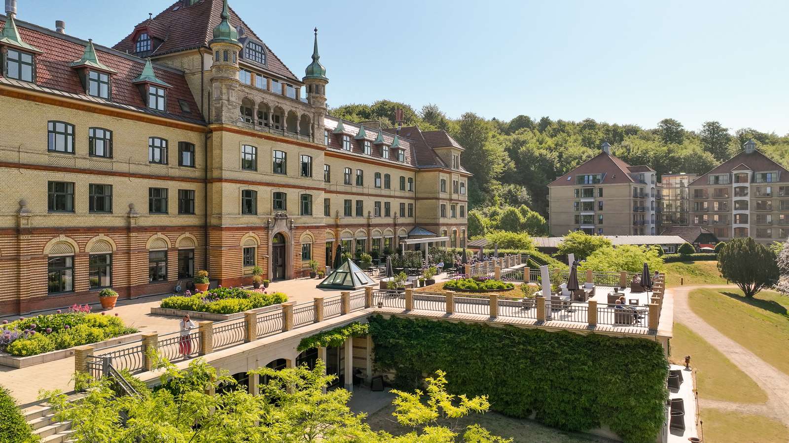 Terasse på Vejlefjord hotel ses fra vest