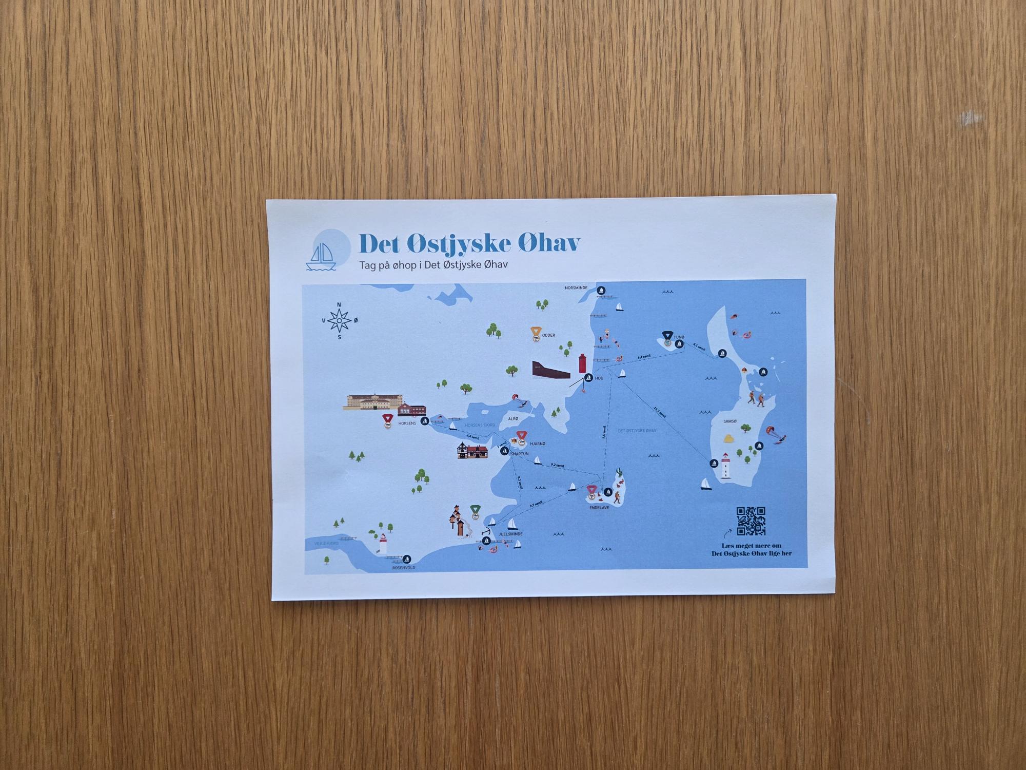 Destination Kystlandets kort over Det Østjyske Øhav ligger på et bord