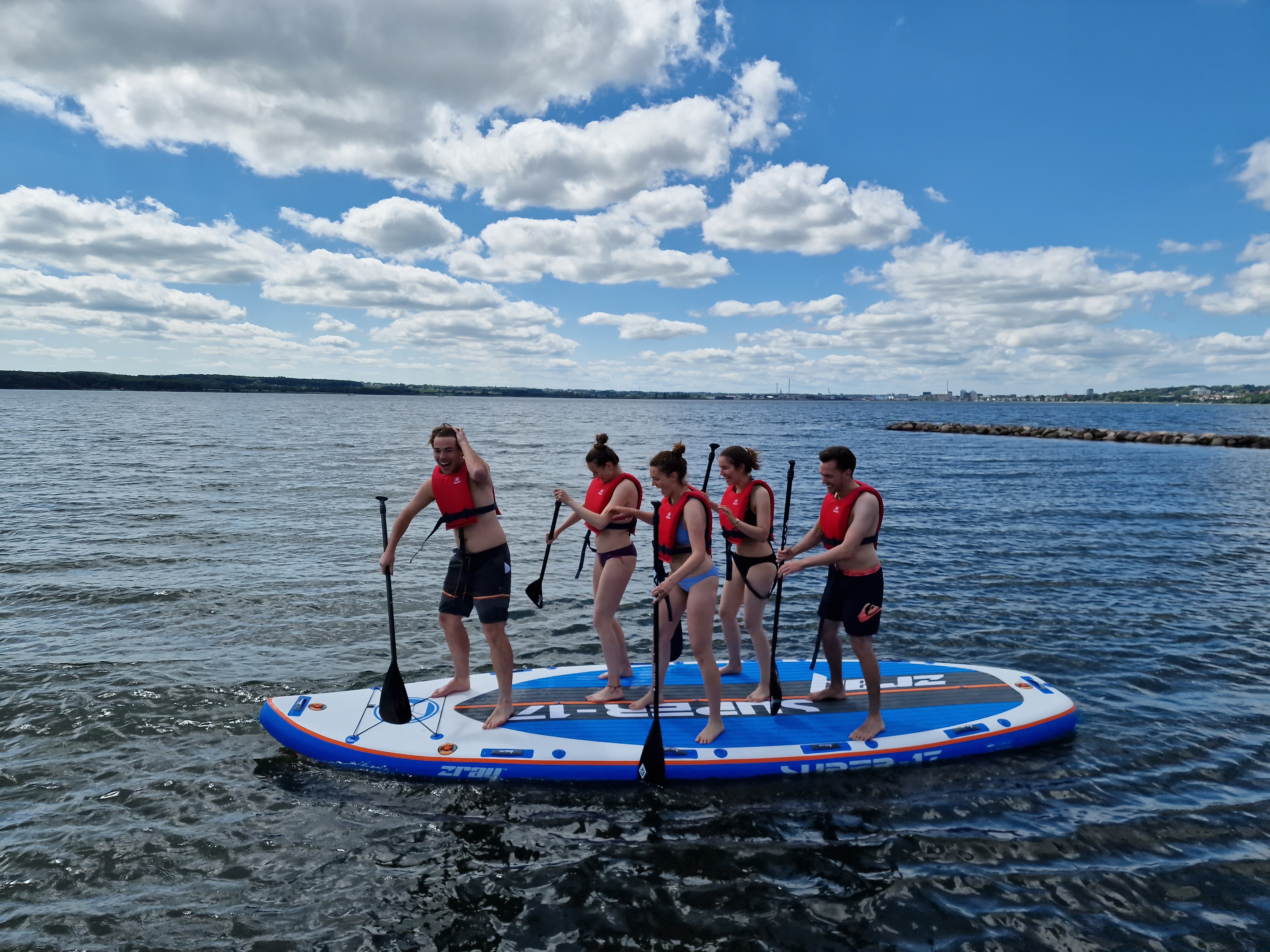 Fem personer på stort SUP board ved Horsens