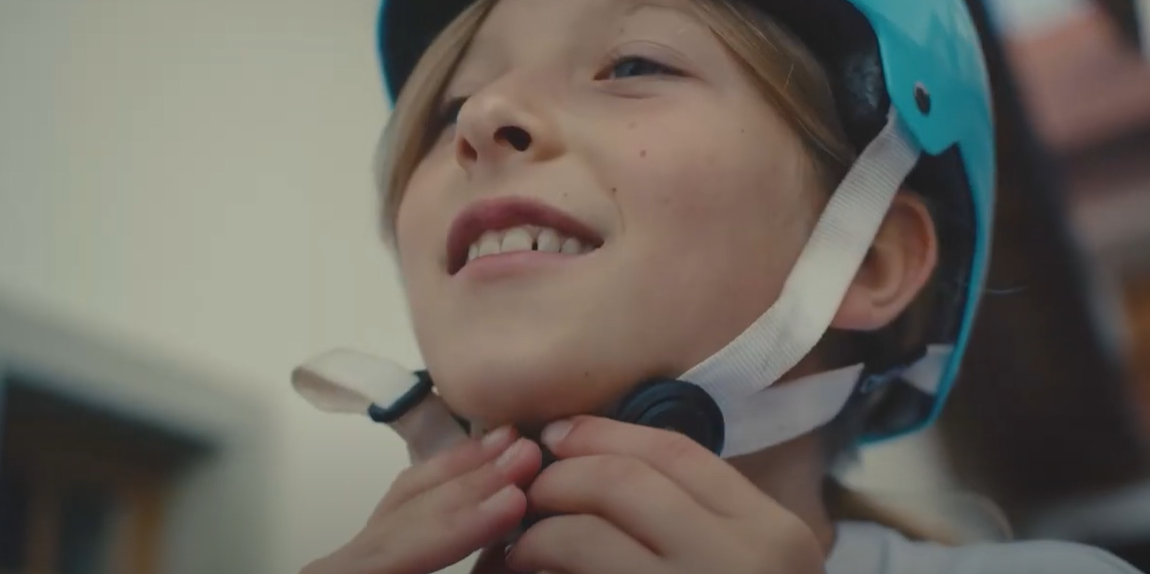 Dreng spænder hjelmen