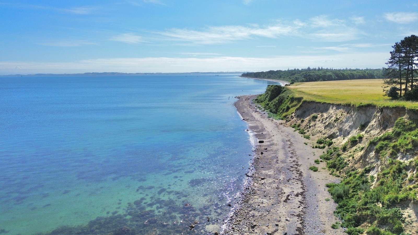 Dronefoto af klint på Tunø